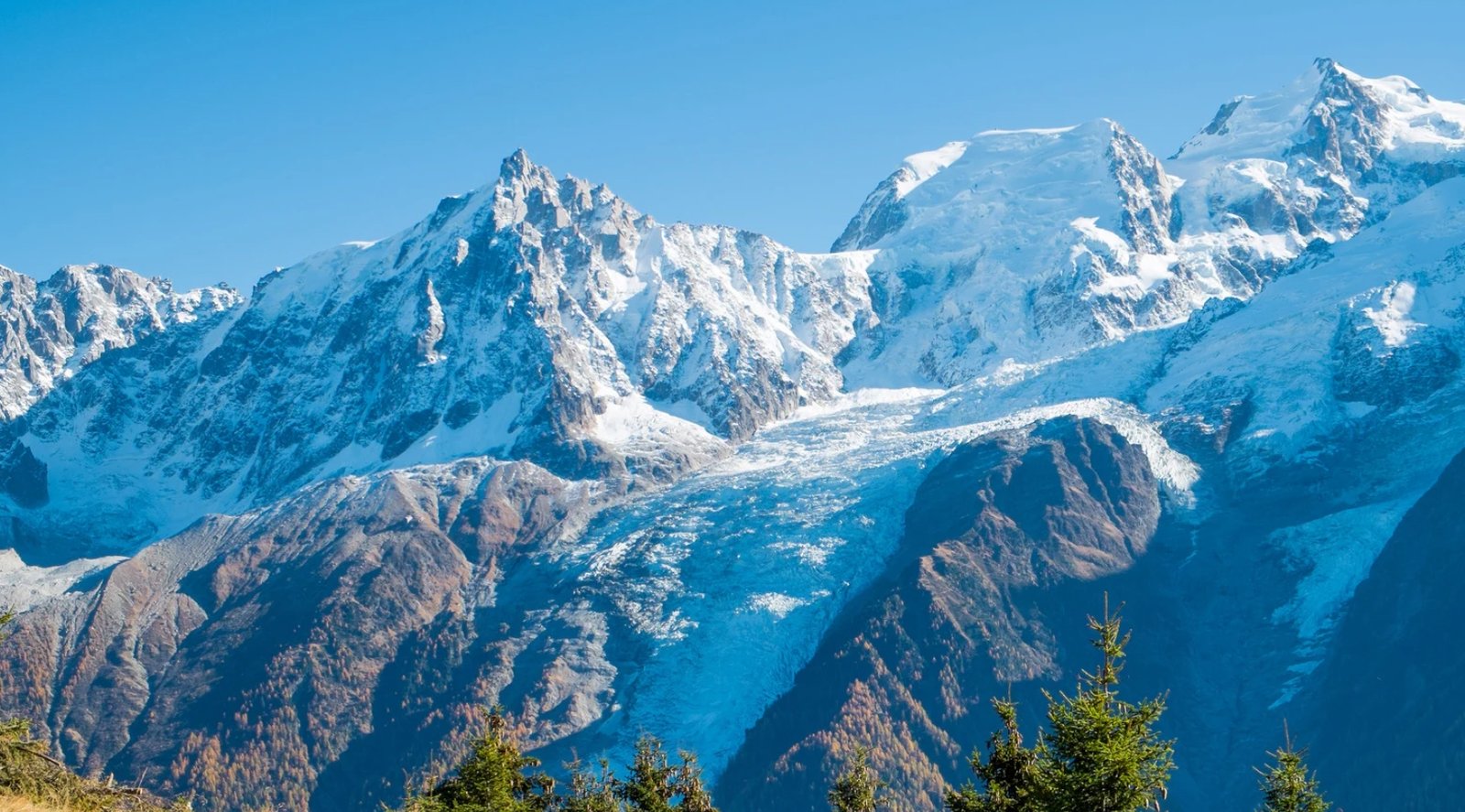 Les plus belles randonnées régionales

En dehors des grandes traversées, certaines randonnées plus courtes offrent des panoramas inoubliables. Voici une sélection d’itinéraires régionaux accessibles et spectaculaires :

Le Tour du Mont-Blanc – 170 km autour du massif, à travers la France, la Suisse et l’Italie. Un classique absolu, entre glaciers et alpages fleuris.
Les Gorges du Verdon – dans le sud de la France, un canyon vertigineux creusé par la rivière turquoise. Les vues y sont grandioses.
Le Puy de Sancy – au cœur de l’Auvergne, cette randonnée volcanique conduit jusqu’au plus haut sommet du Massif central.
Les Calanques de Cassis – entre Marseille et Cassis, des sentiers côtiers menant à des criques aux eaux transparentes.
Le Cirque de Gavarnie – dans les Pyrénées, une merveille naturelle classée à l’UNESCO, accessible à tous les marcheurs.

Chaque région a son caractère : la Bretagne et ses falaises de granit, la Provence et ses parfums de lavande, la Savoie et ses sommets immaculés, ou encore la Dordogne et ses sentiers boisés. Marcher en France, c’est traverser des paysages contrastés, entre mer et montagne, pierre et verdure.
