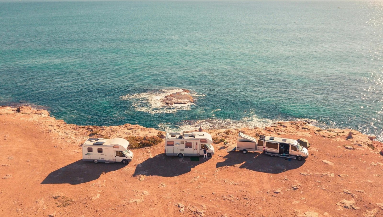 camping-car sur les routes des USA près de l'Océan Pacifique