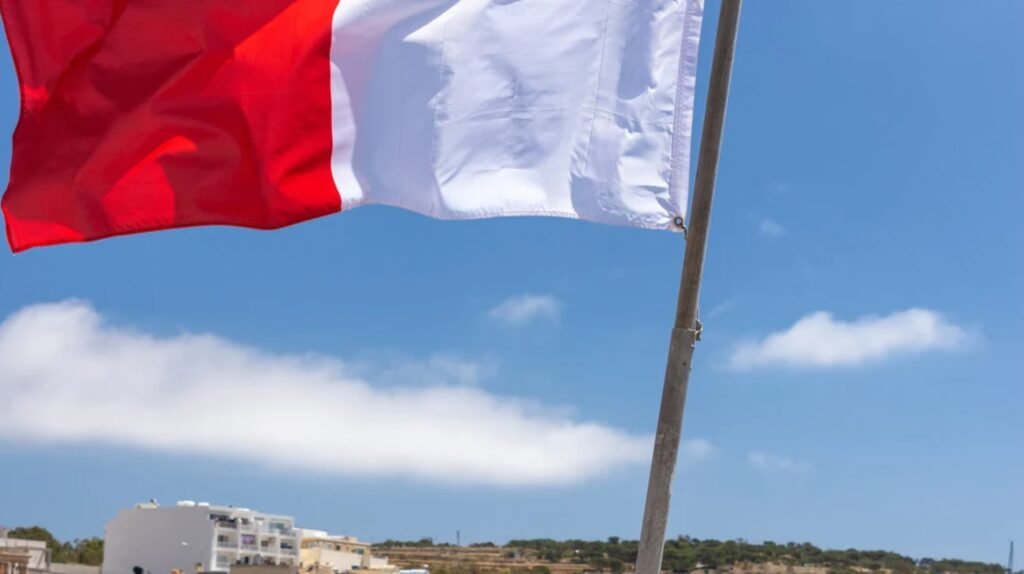 Le drapeau de Malte : histoire, signification et secrets de l'étendard maltais