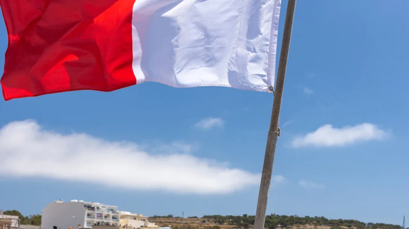Le drapeau de Malte : histoire, signification et secrets de l&rsquo;étendard maltais